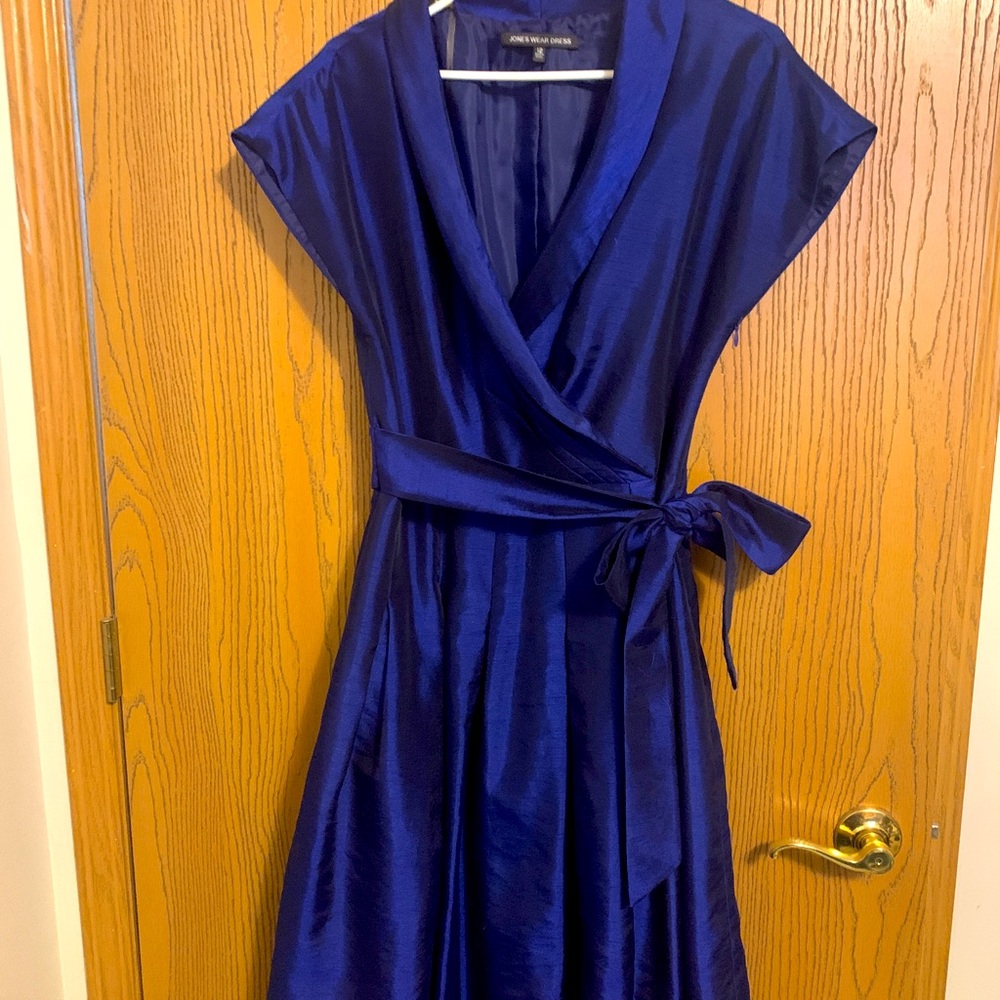 Jones Wear size 12 Dark blue lapel with a side tie. Side zipper